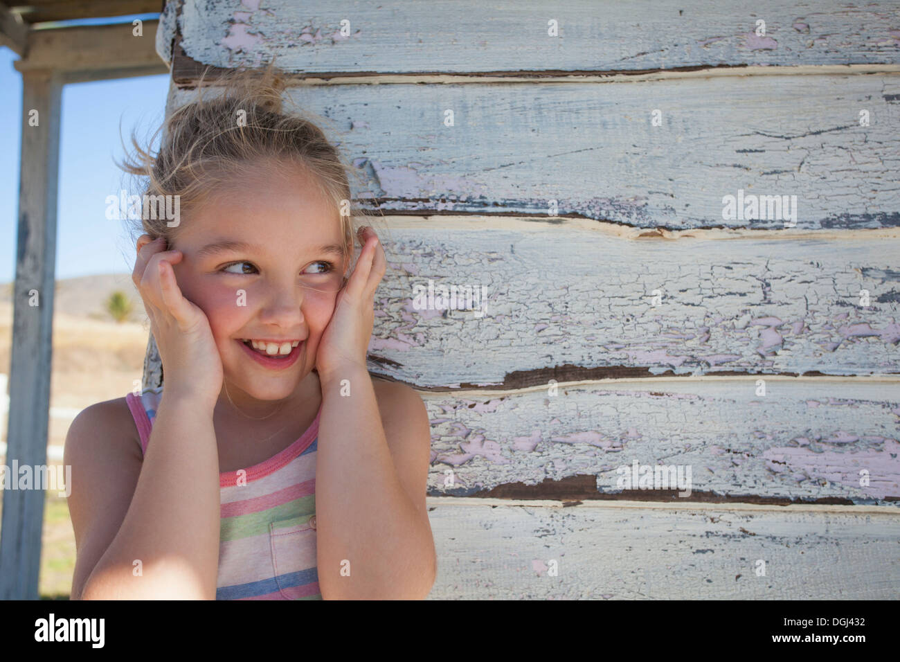 Porträt eines Mädchens mit Finger in die Ohren von Schindeln Kabine Stockfoto