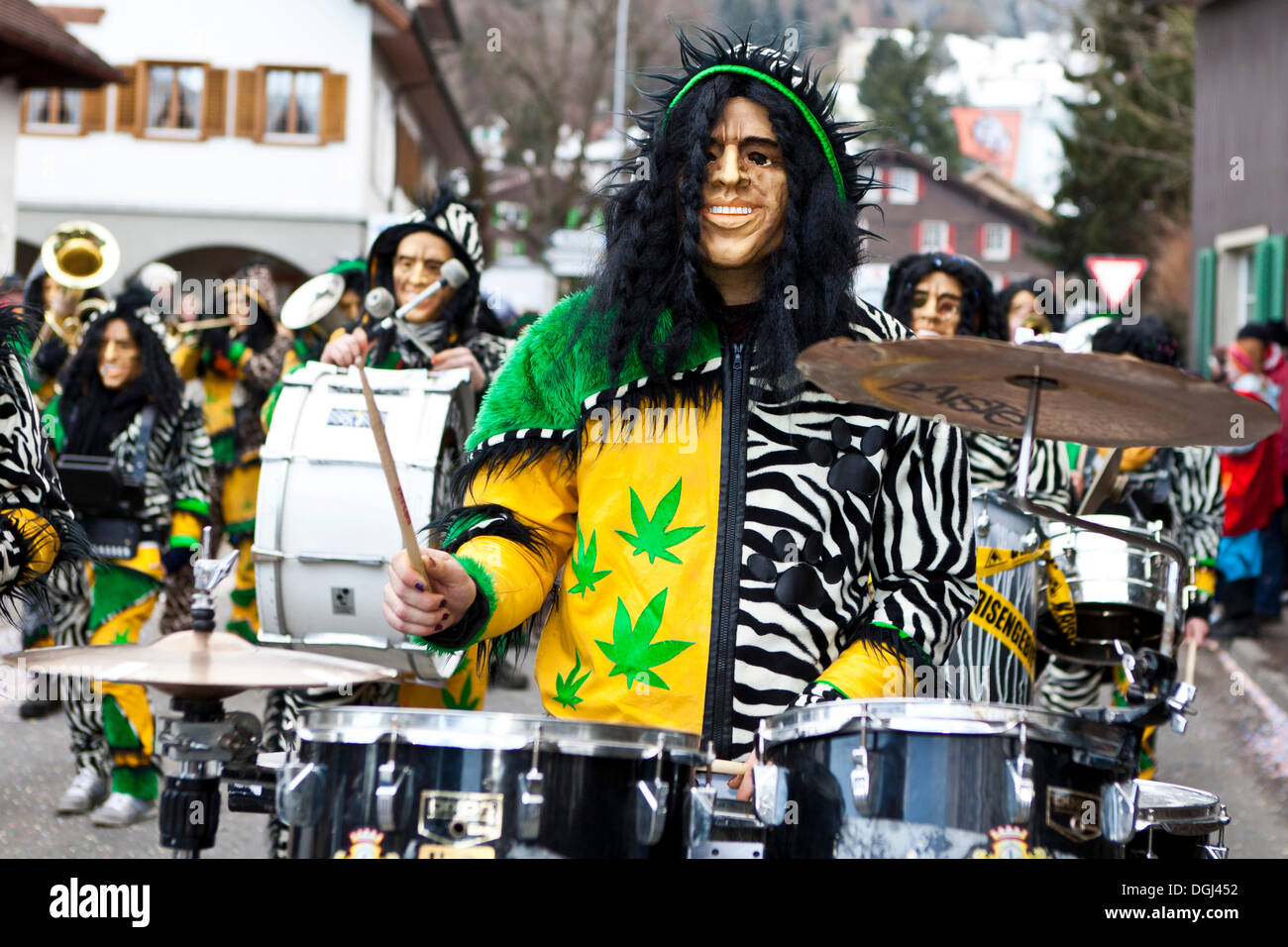 Guggenmusik Gruppe, Karneval Blaskapelle, in Kostüm für "Jamaican Safari", 35. Motteri Parade, Malters, Luzern, Schweiz Stockfoto