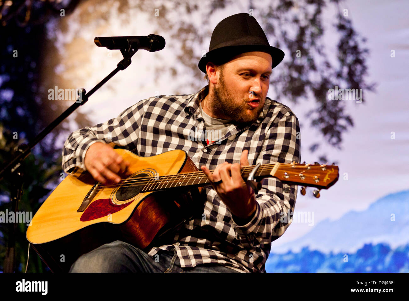 Schweizer Sängerin und Songwriterin Henrick Belden Durchführung live auf Radio Pilatus Singer-Songwriter Musik Nacht in der Stockfoto