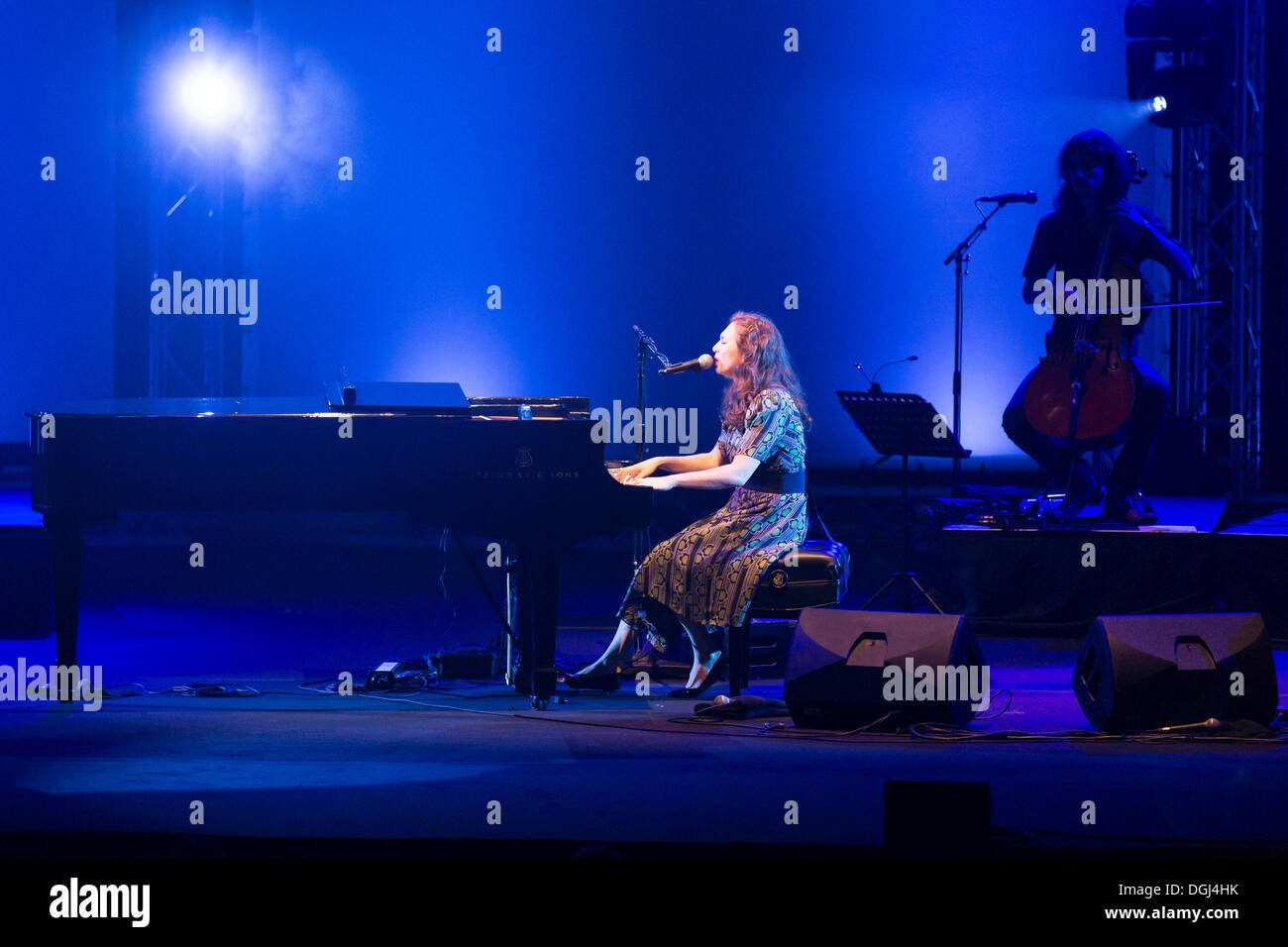 Die russisch-amerikanische Sängerin und Pianistin Regina Spektor live im Konzertsaal des KKL in das Blue Balls Festival in Luzern Stockfoto