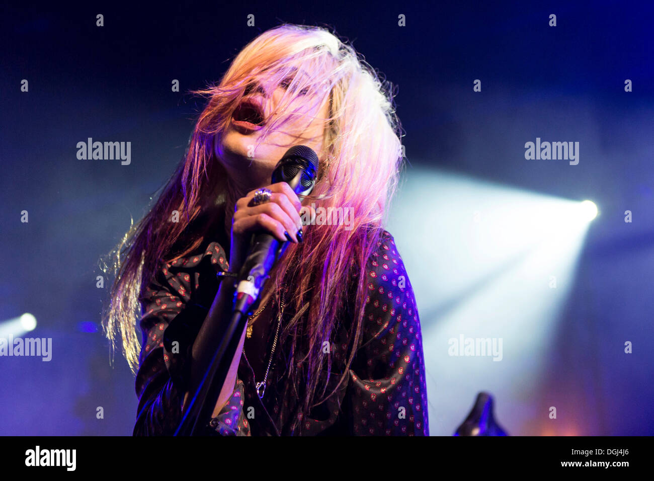 Sängerin Alison Mosshart der angloamerikanischen Rock-Band "The Kills", die live auf der KKL Luzernersaal während das Blau Stockfoto