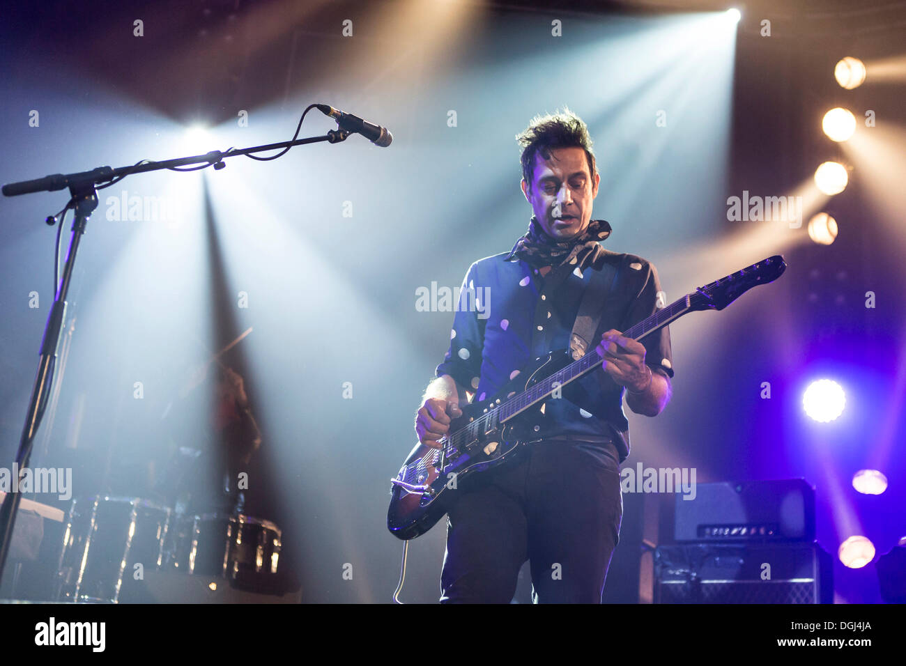 Gitarrist und Sänger Jamie Hince der anglo-amerikanischen rock Band "The Kills' die live bei Luzernersaal KKL während Stockfoto