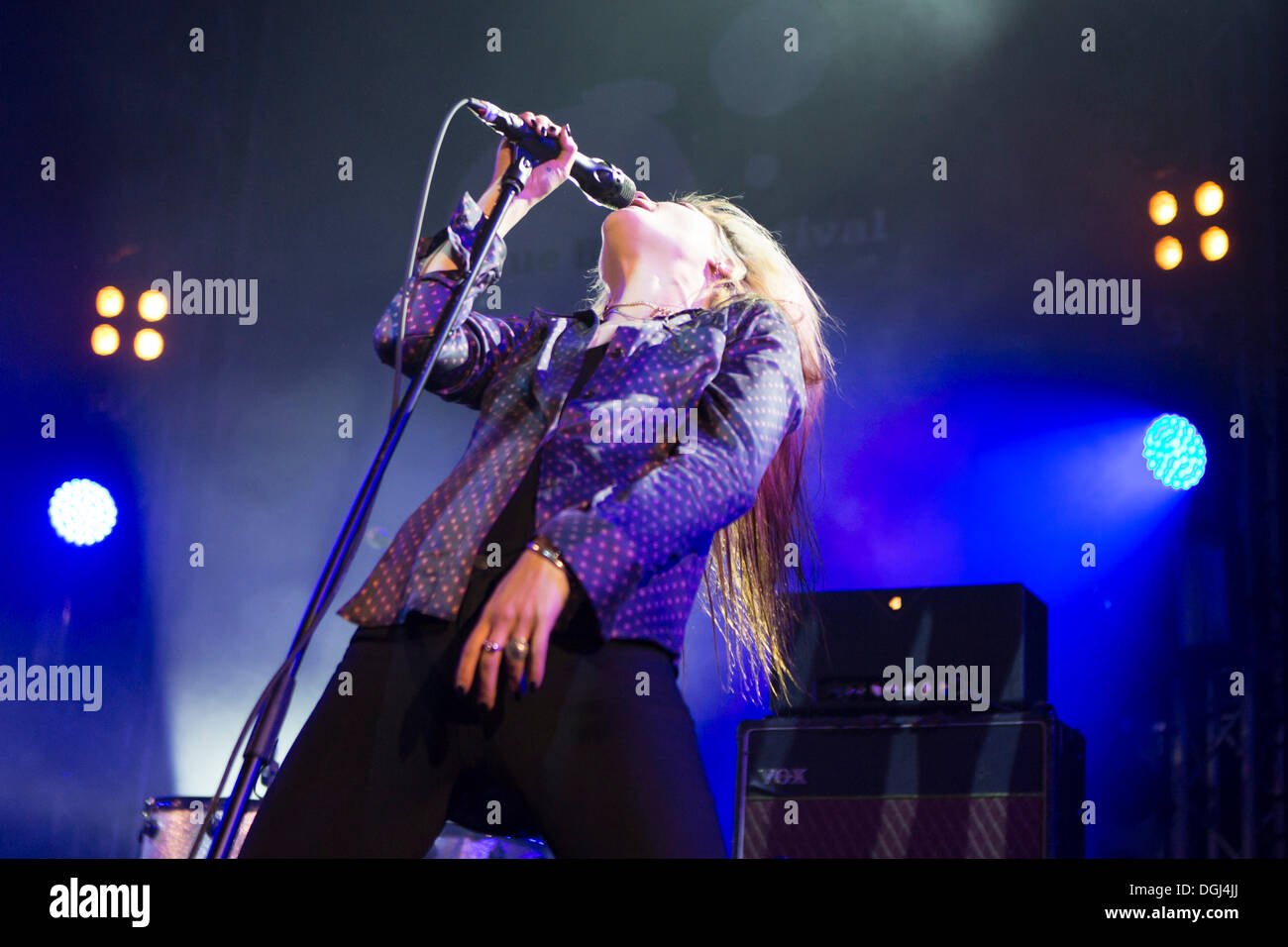Sängerin Alison Mosshart der angloamerikanischen Rock-Band "The Kills", die live auf der KKL Luzernersaal während das Blau Stockfoto