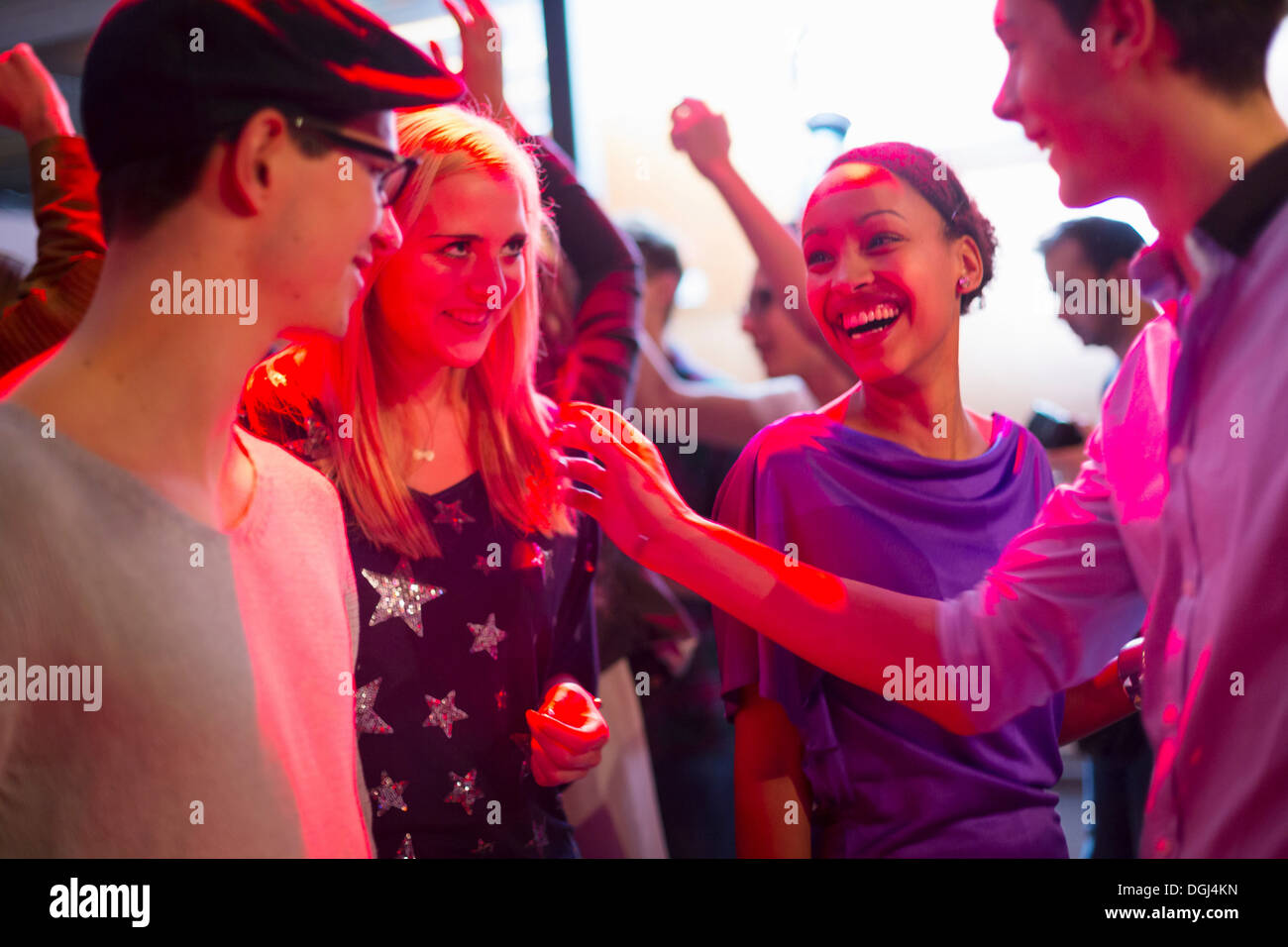 Vier junge Erwachsene Lachen auf party Stockfoto