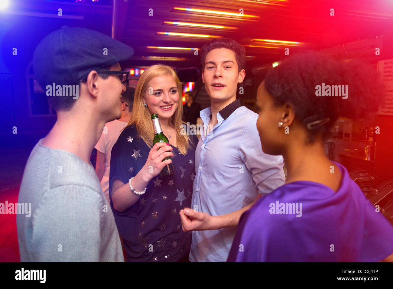 Junge Menschen in Nachtclub Stockfoto