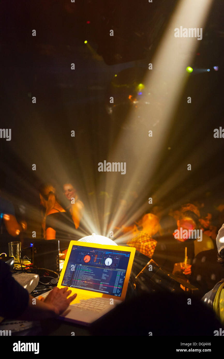 Nachtclub-Szene mit Menschen tanzen, Disc-Jockey Mischpult mit computer Stockfoto