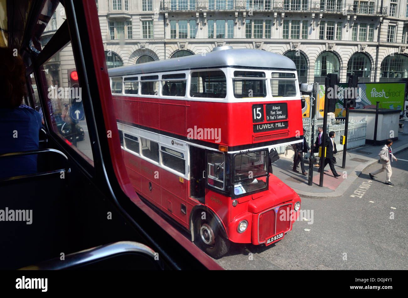 Routemaster auf 15 Geschichtsroute betrachtet aus dem oberen Deck des anderen Routemaster auf derselben Strecke. Stockfoto