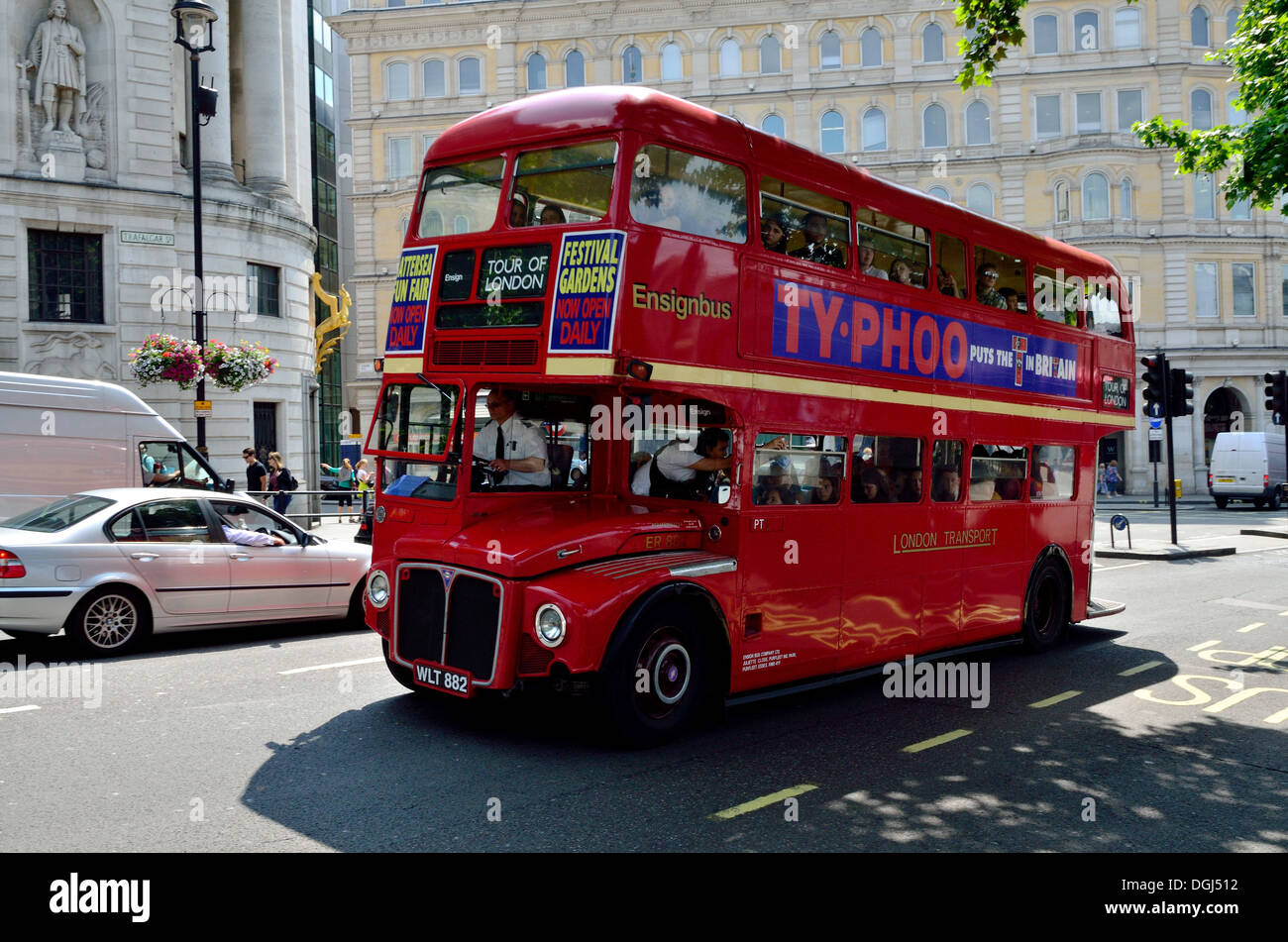 Routemaster-Tour von London Bus in Richtung St.-Martins-Platz neben dem Trafalgar Square. Stockfoto