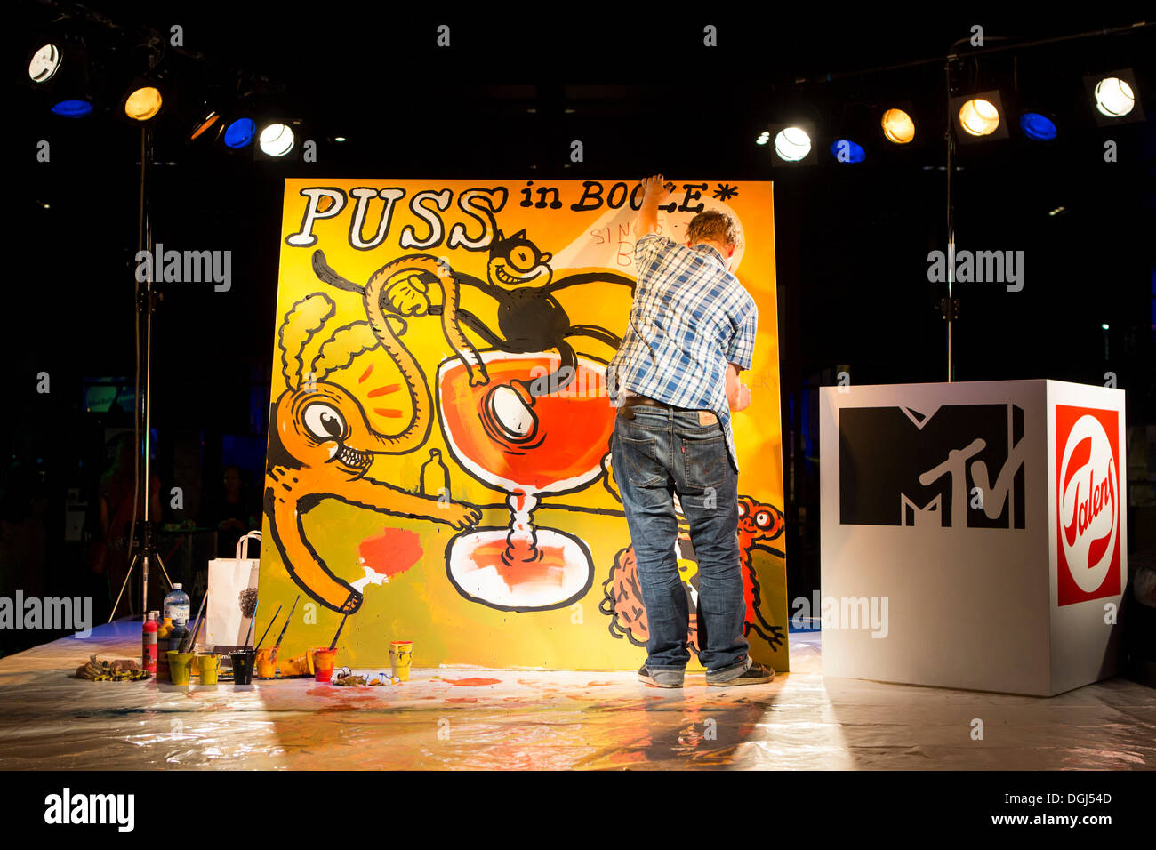 Der ungarische Künstler Torzmerev Durchführung vor der KKL Plaza in das Blue Balls Festival in Luzern, Schweiz, Europa Stockfoto