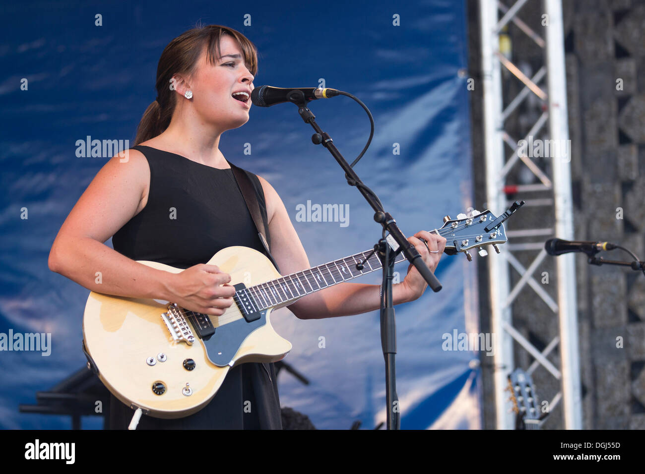 US-amerikanische Sängerin, Songwriterin Lizzy Loeb die live an das Blue Balls Festival, Pavillon am See, Luzern Stockfoto