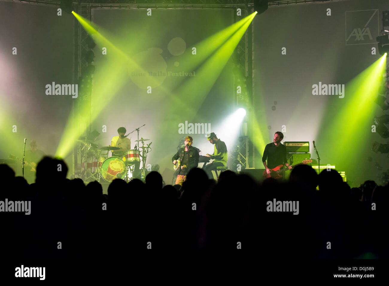 Die britische Rockband Kaiser Chiefs in der Luzernersaal Concert Hall von der Luzerner Kultur- und Kongresszentrum live spielen Stockfoto