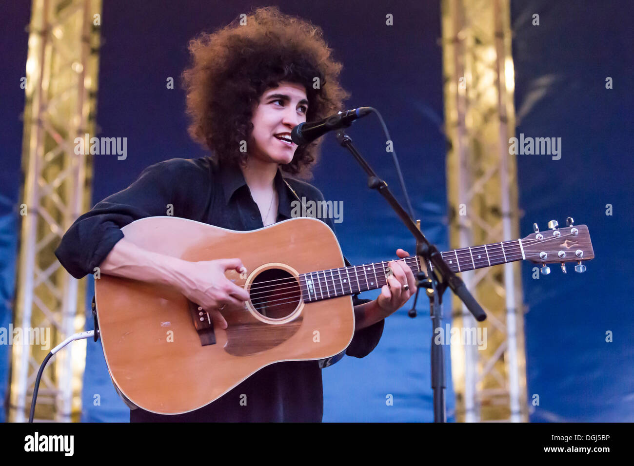 Der britische Singer-Songwriterin Karima Francis die live an das Blue Balls Festival, Pavillon am See, Luzern Stockfoto