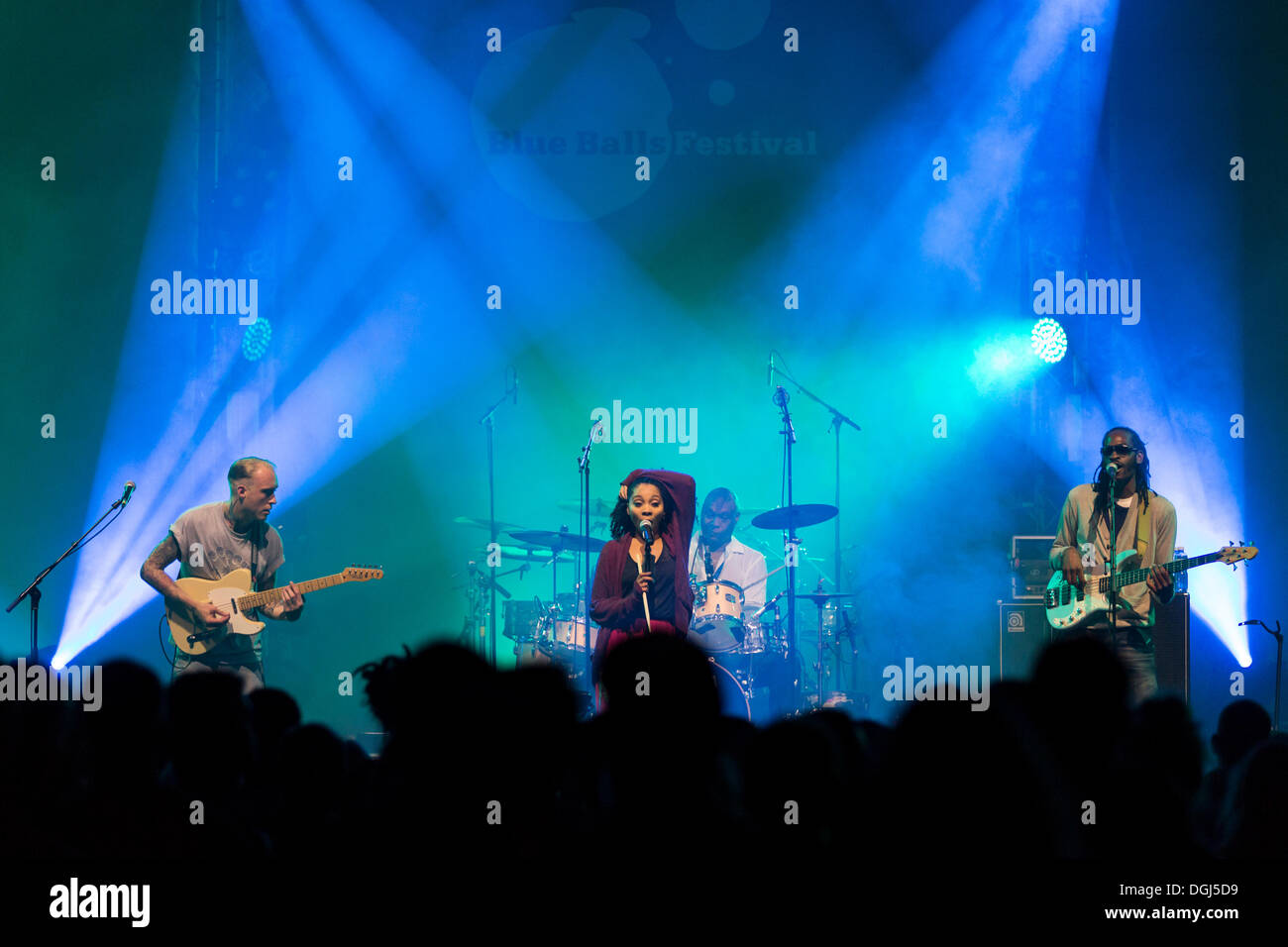 Die britische Dub und Reggae-Sängerin Hollie Cook die live im Luzerner Saal des KKL, Blue Balls Festival Luzern Stockfoto