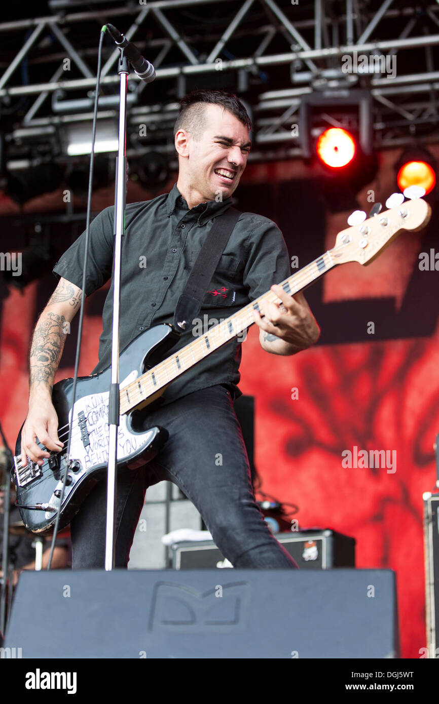 Chris barker bass Fotos und Bildmaterial in hoher Auflösung Alamy