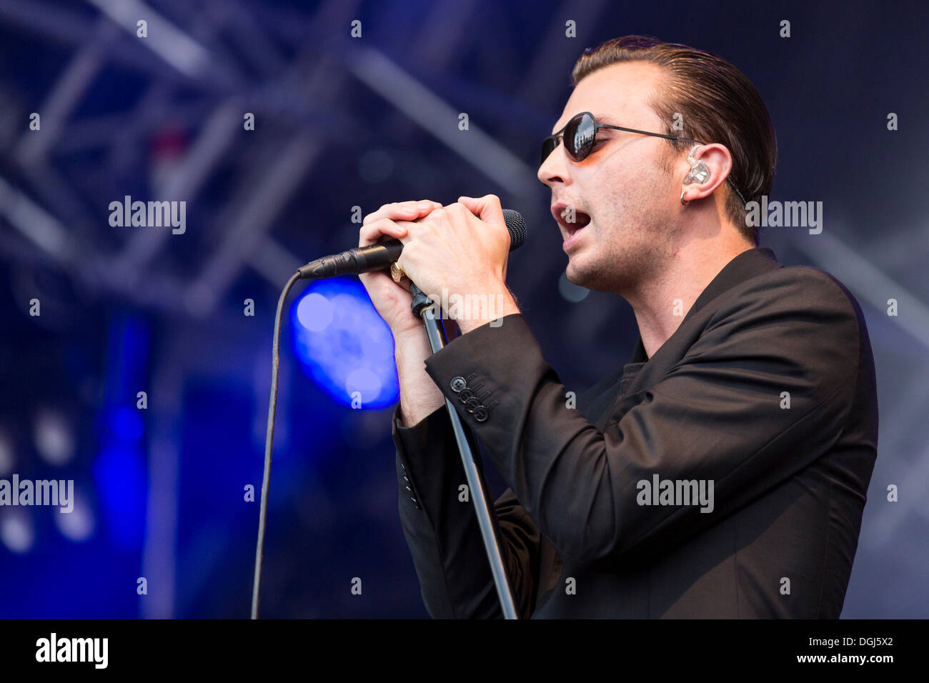 Sänger Theo Hutchcraft von der britischen Synthie-Pop-Band Hurts die live beim Heitere Open Air in Zofingen, Aargau Stockfoto