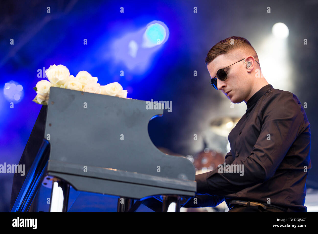 Pianist Adam Anderson von der britischen Synthie-Pop-Band Hurts die live beim Heitere Open Air in Zofingen, Aargau, Schweiz Stockfoto