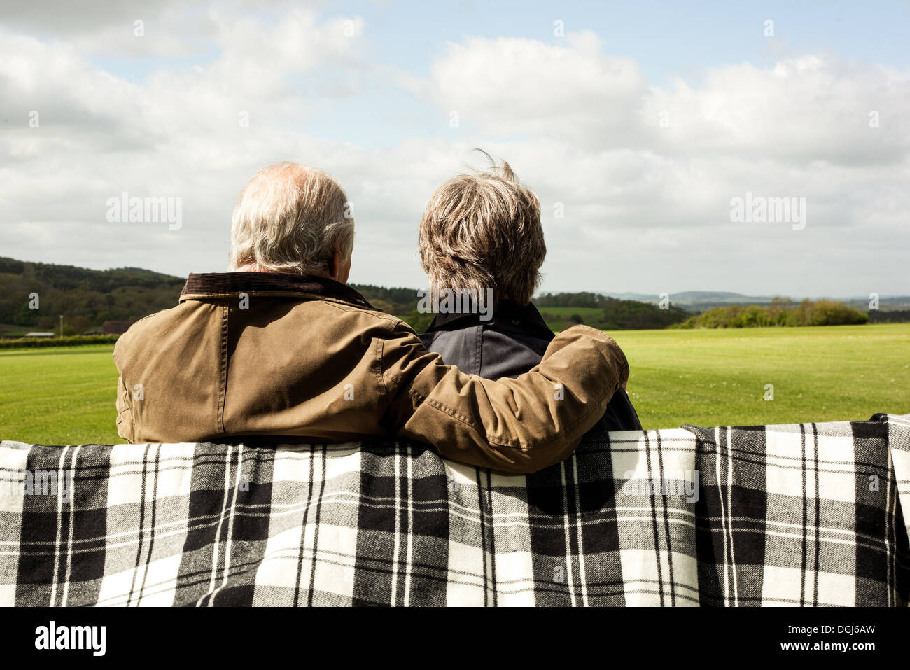 Rückansicht des älteres Paar genießen Landschaft auf Feld Stockfoto