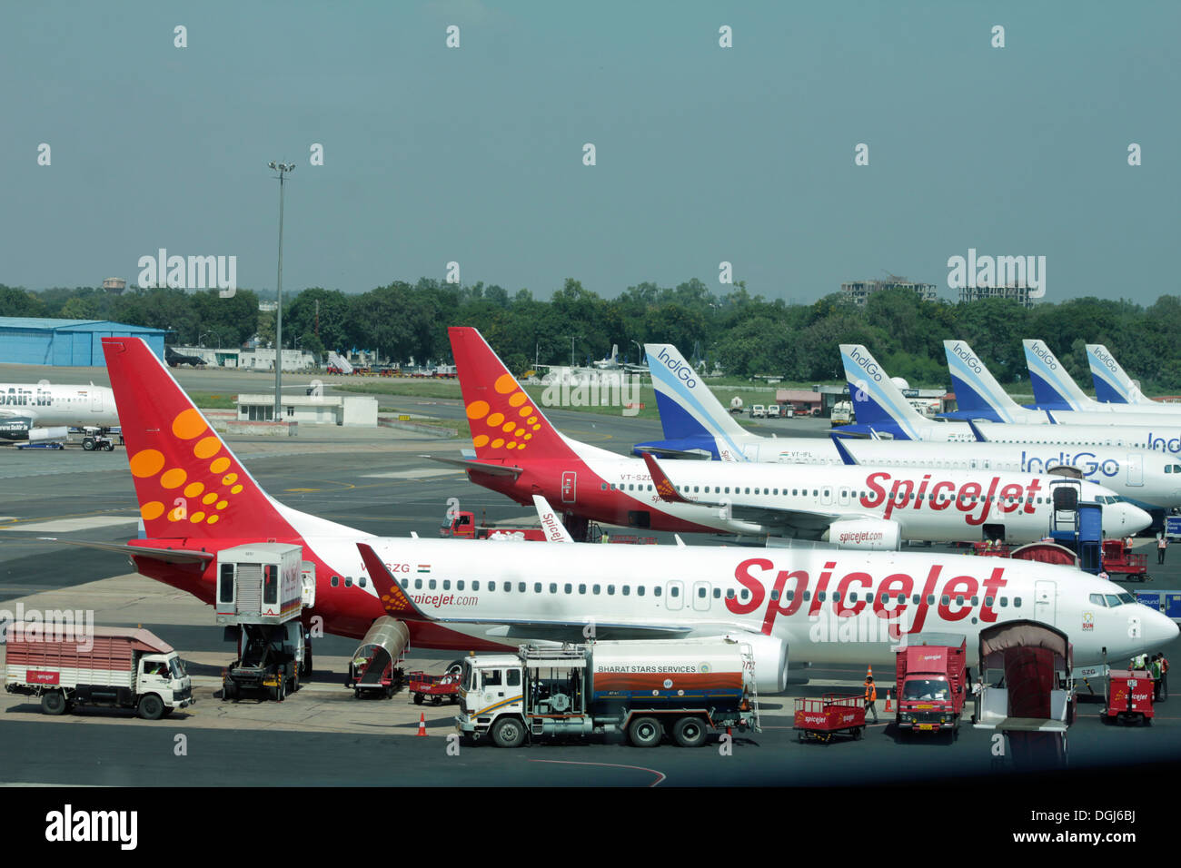 Flugzeuge der indischen inländischen Flieger, Spice Jet und indigo Airlines am internationalen Flughafen von mumbai Stockfoto