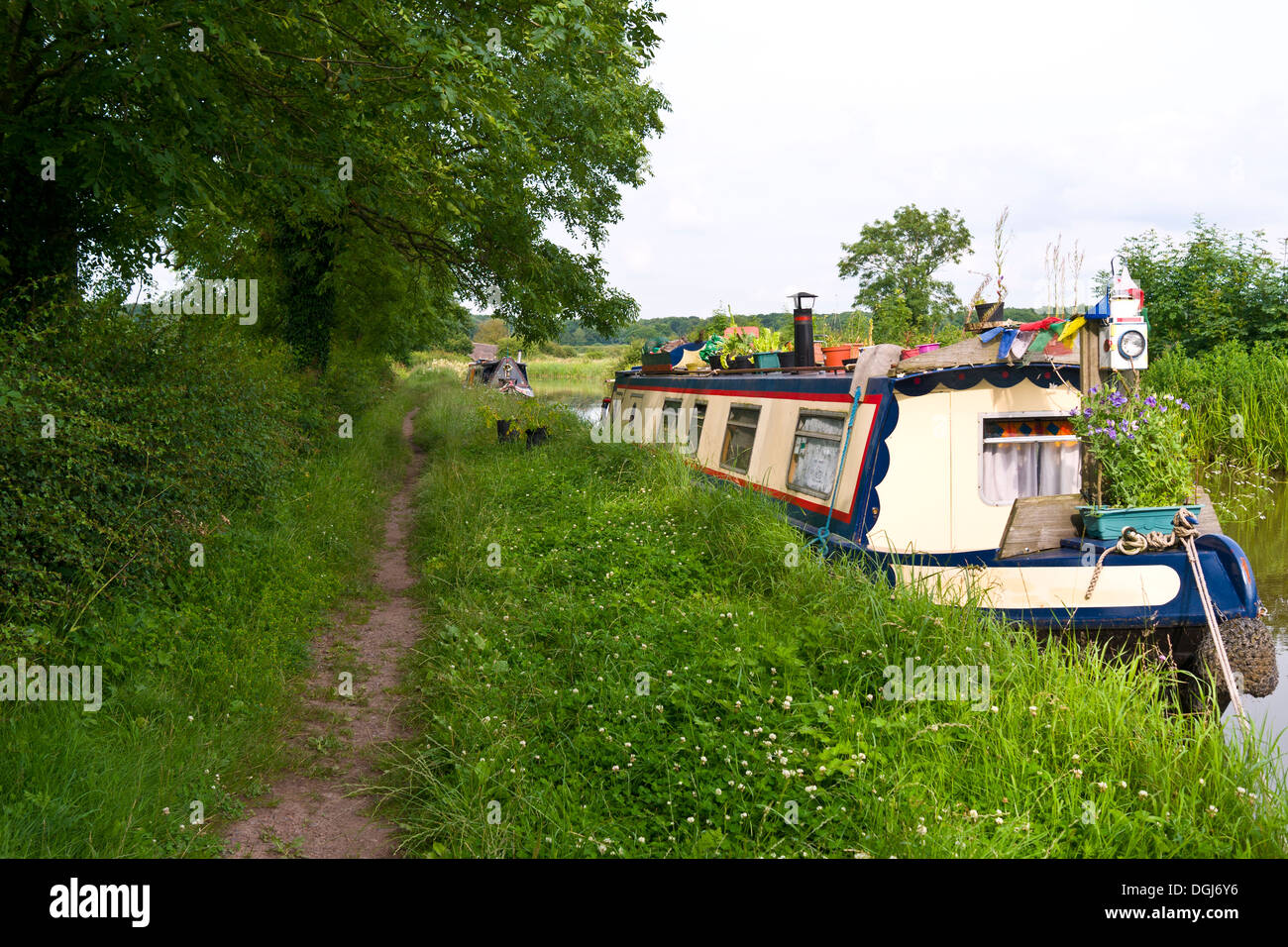 Narrowboats gefesselt auf dem Ashby Kanal in Leicestershire. Stockfoto