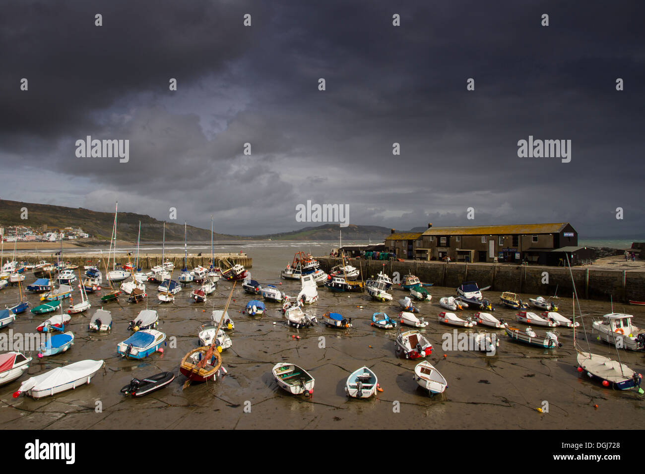 Lyme Regis Hafen bei Ebbe an einem stürmischen Tag. Stockfoto