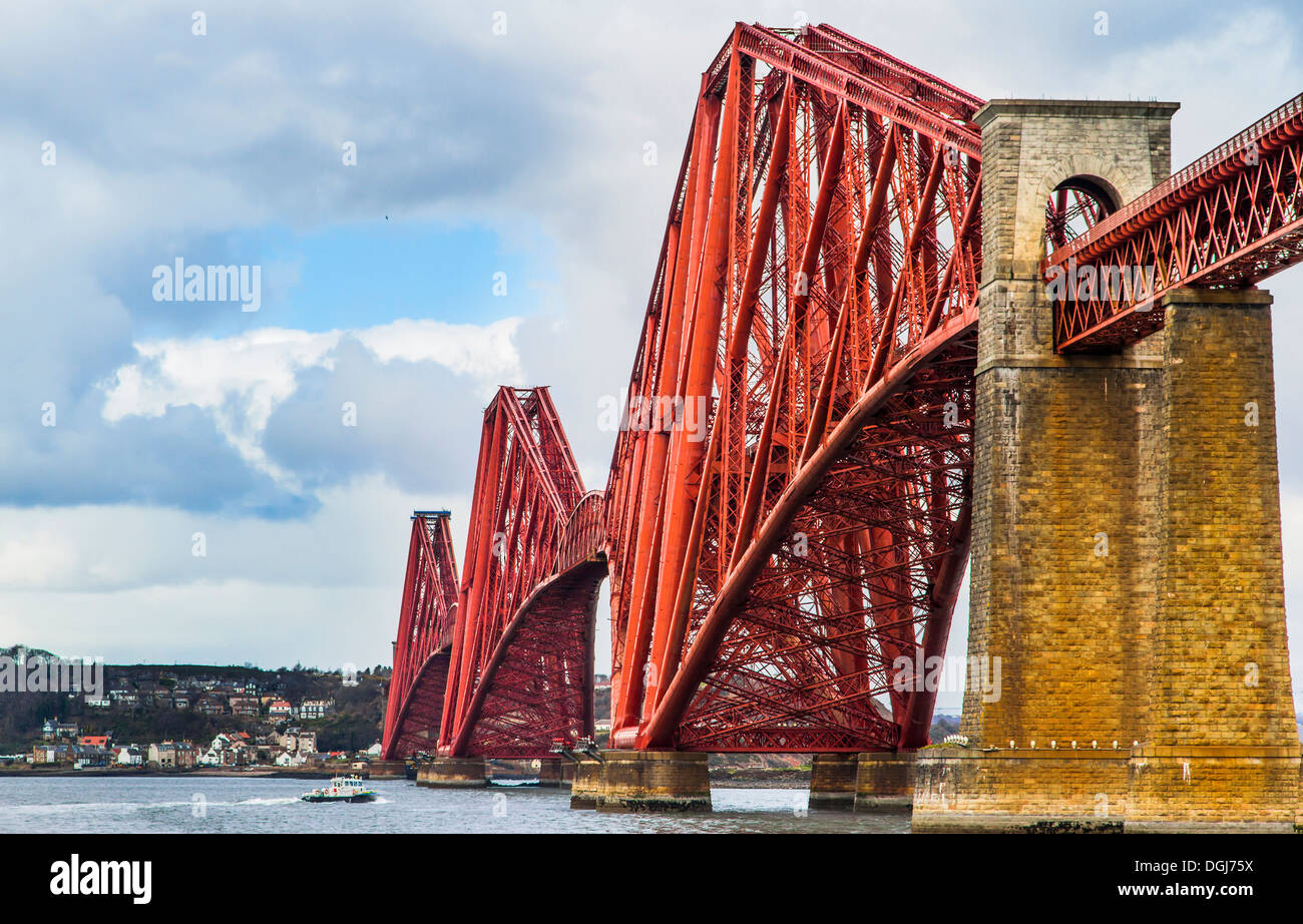 Die Forth Bridge ist der zweite längste single Span Cantilever in der Welt. Stockfoto