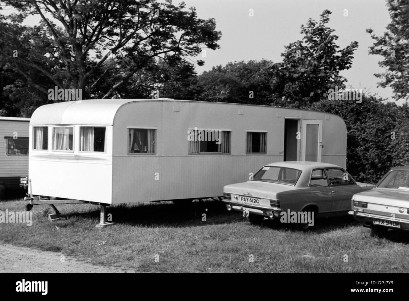 Typische Urlauber Wohnwagen Unterkunft auf einem Grundstück in manorbier wales während der 1970er jahre großbritannien Stockfoto