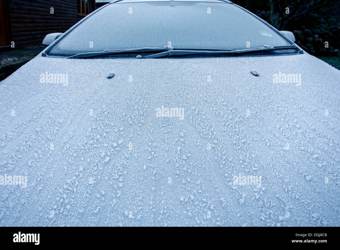 Kostenlose foto : kalt, Winter, Licht, der Verkehr, Auto, Fenster, Glas,  Eis, rot, Fahrzeug, Windschutzscheibe, Material, Kraftfahrzeug, Haube,  Stoßstange, Cooles Bild, Warnung, fein, Cooles Foto, Autoteil, Parkticket,  Autovermietung, Automotive außen