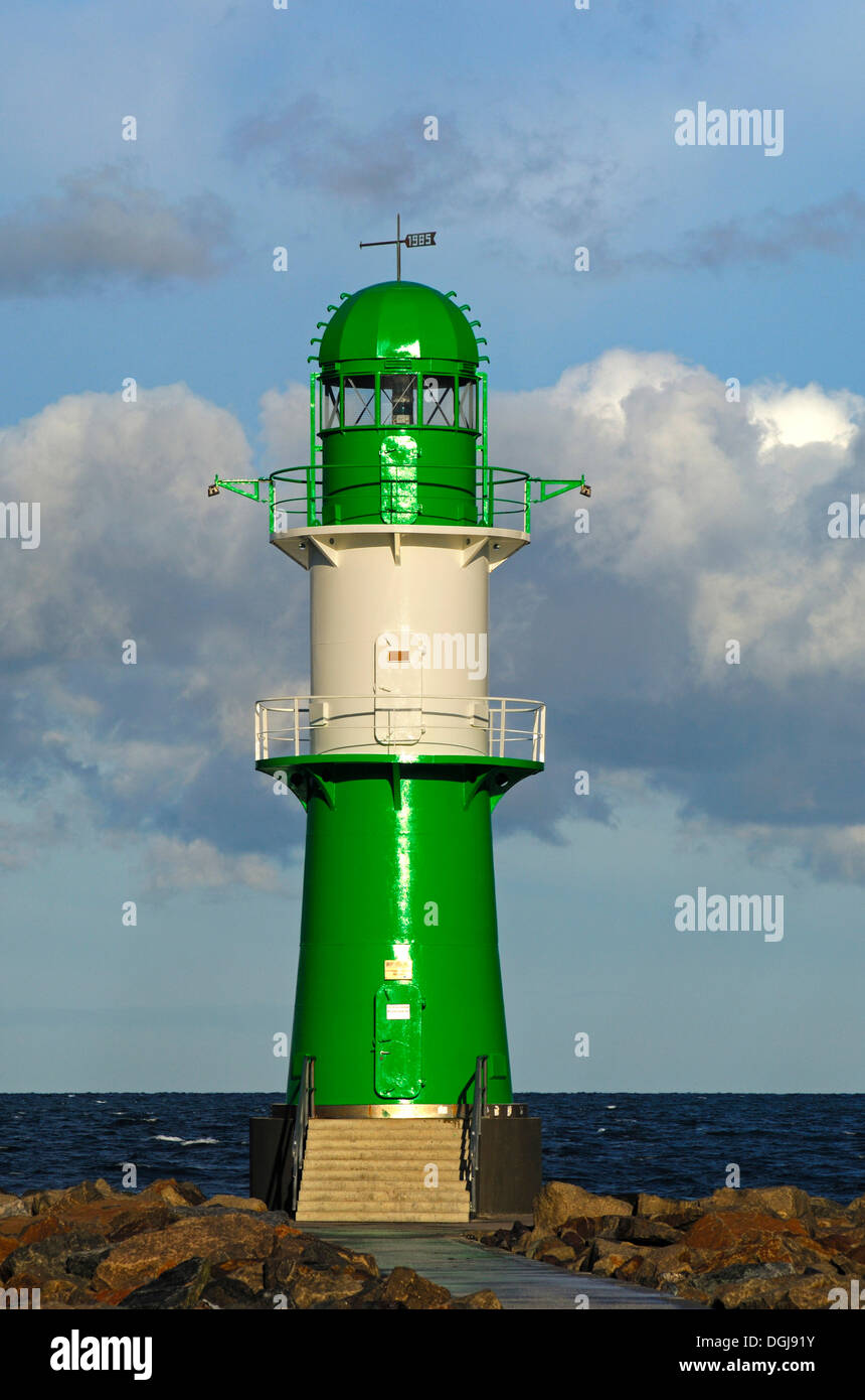 Grün-weißen Leuchtturm auf der Mole von Warnemünde, Rostock-Warnemünde, Mecklenburg-Vorpommern Stockfoto