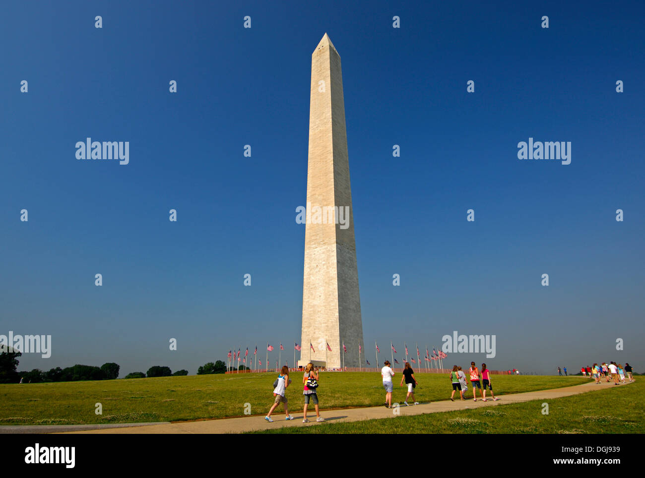 Besucher auf dem Weg nach Washington Monument, Washington D.C., USA, Amerika Stockfoto