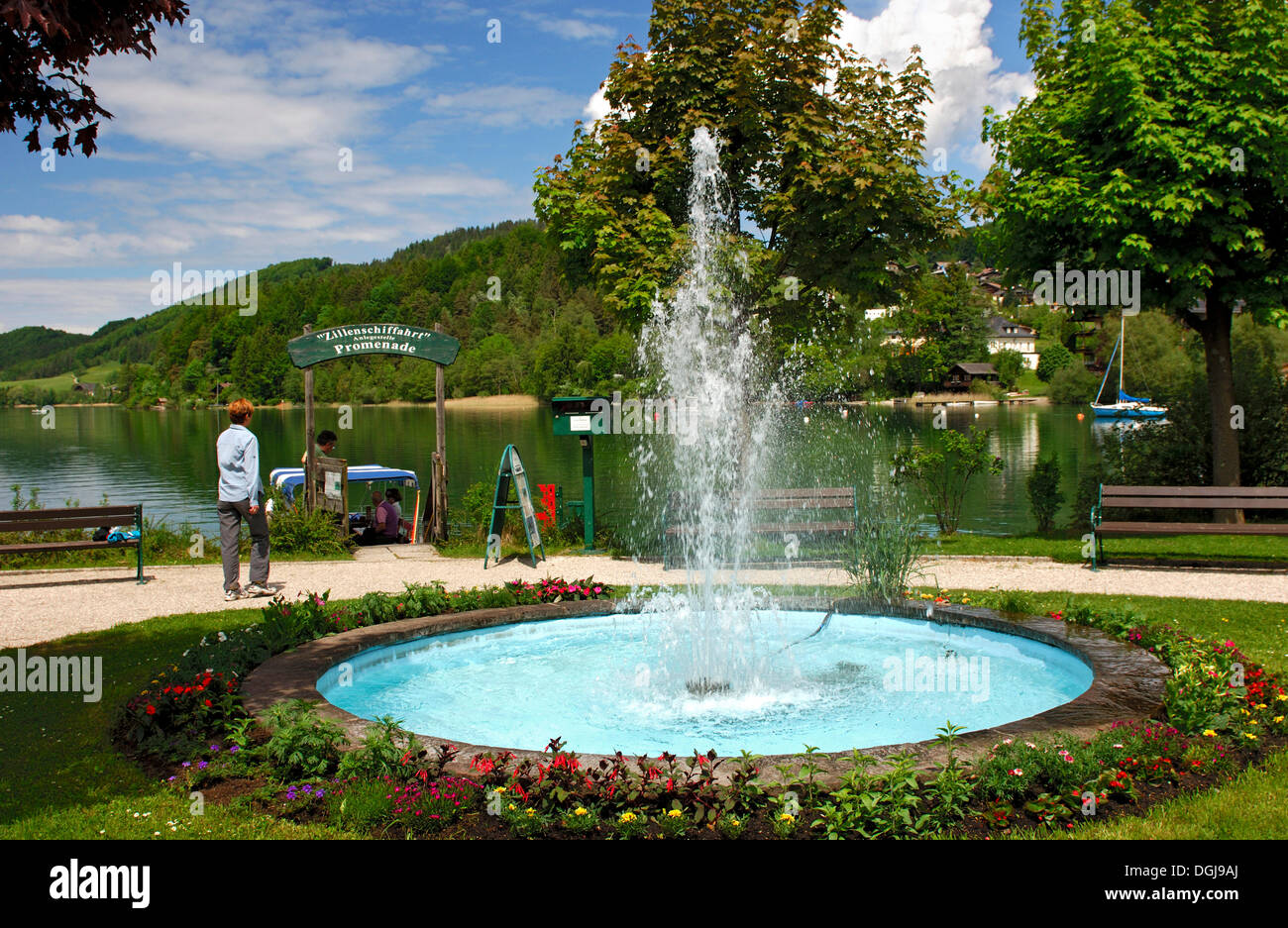 Brunnen an der Schiffsanlegestelle an der Promenade am See, Fuschl bin See, Salzkammergut, Österreich, Europa Stockfoto