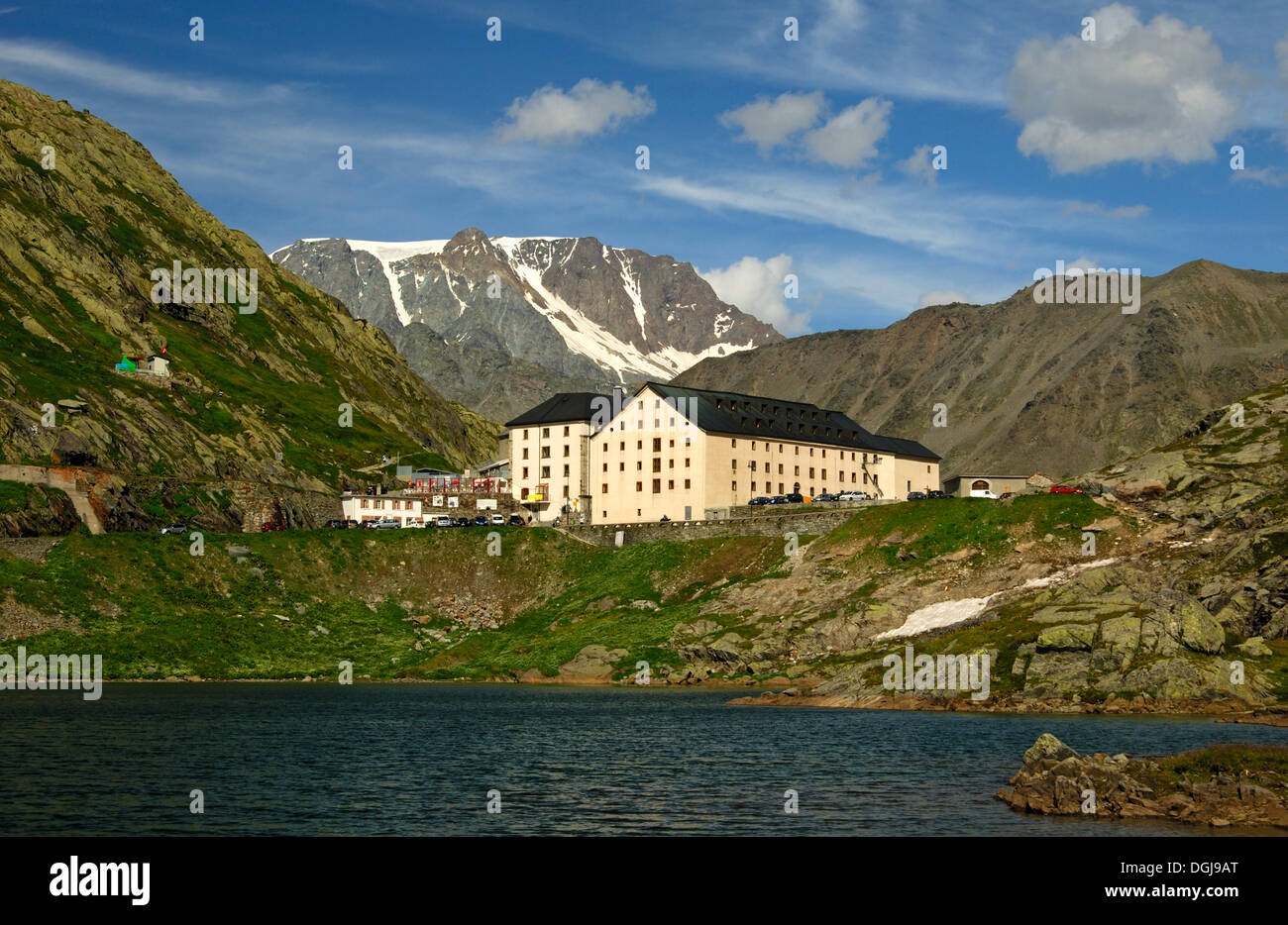 Blick von der italienischen Seite in Richtung das Hospiz auf dem großen St. Bernhard, Wallis, Schweiz, Europa Stockfoto