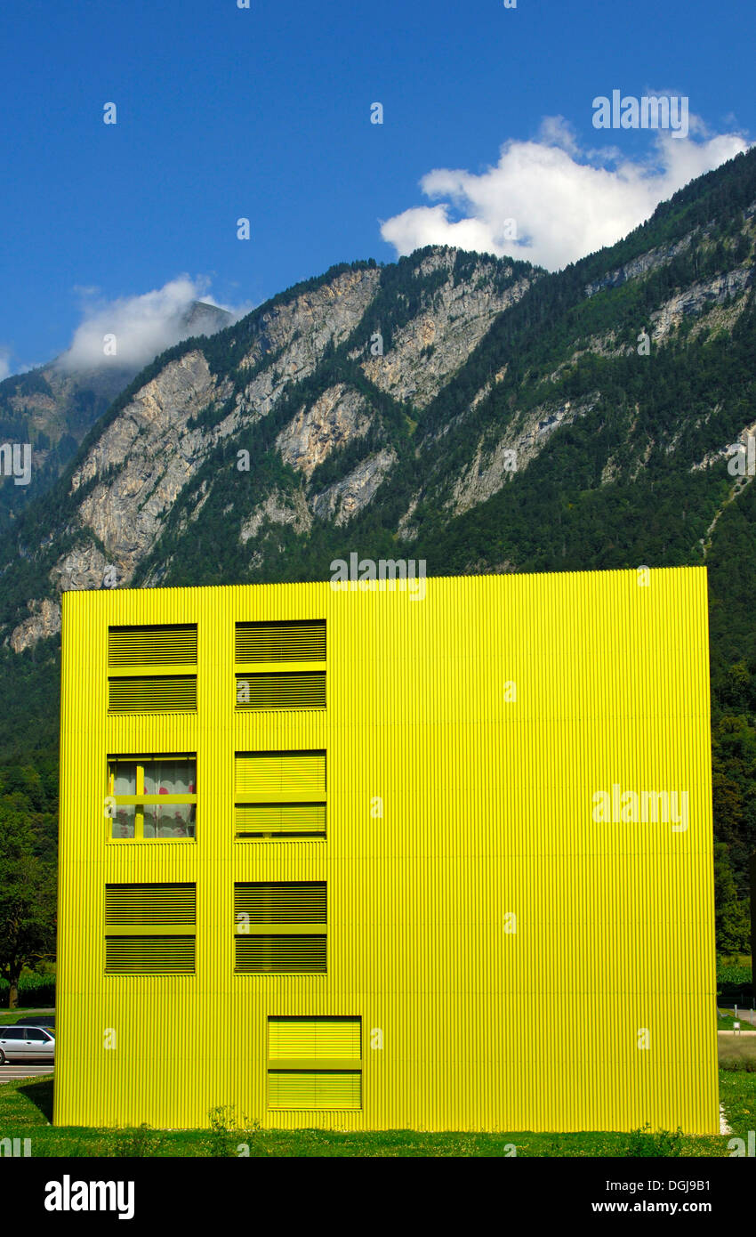 Gelben Mehrfamilienhaus in Les Iles Wohn-Viertel, St-Maurice, Wallis, Schweiz, Europa Stockfoto