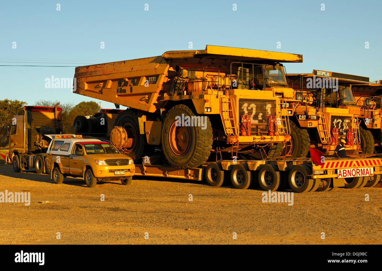 Spezialtransporte von Caterpillar 777D Off-Highway-Fahrzeuge für den Diamant Bergbau, Springbock, Namaqualand, Südafrika, Afrika Stockfoto
