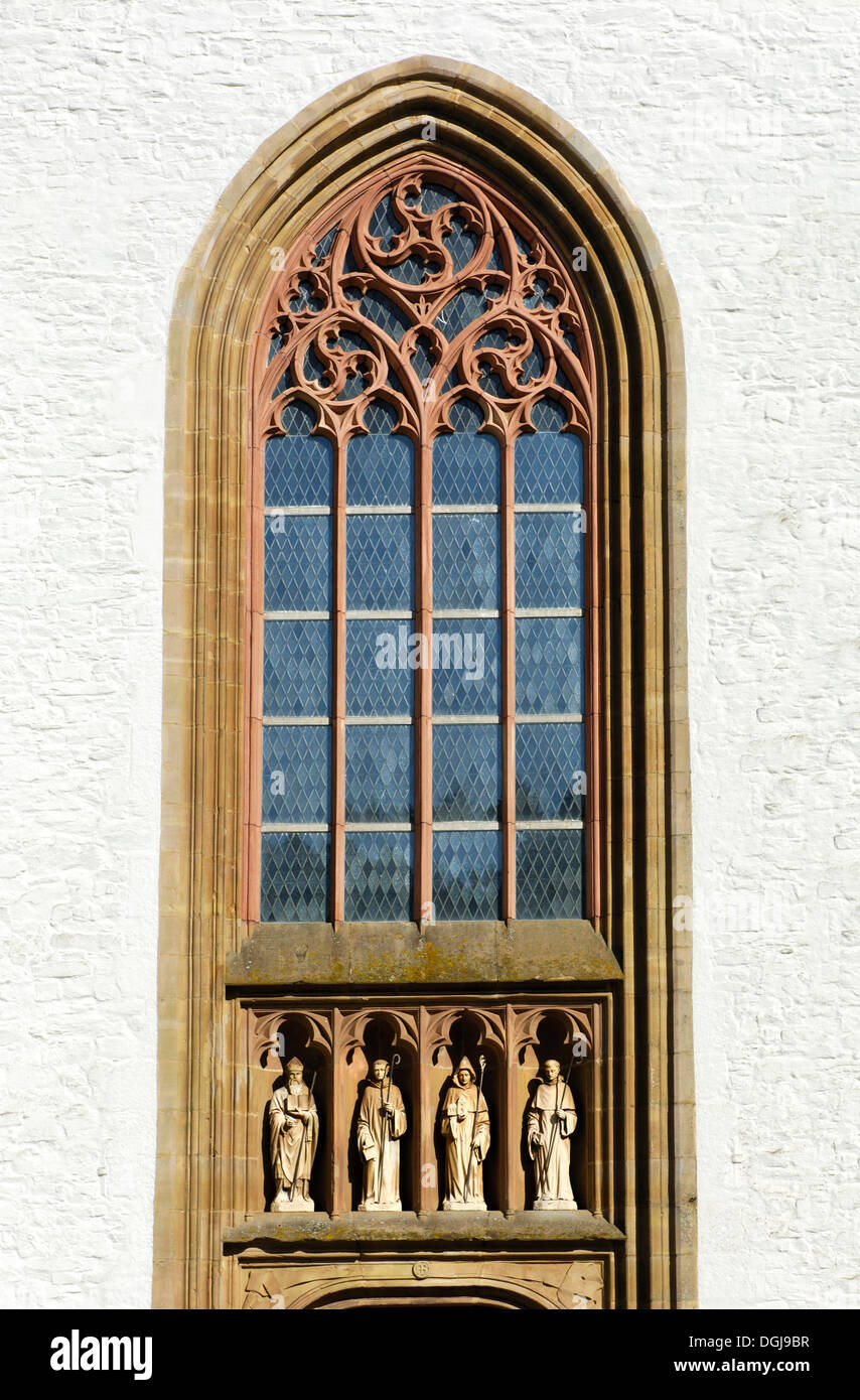 Fenster über dem Portal der Kirche mit den Zahlen von St. Bernhard von Clairvaux und die drei Gründungsmitglieder Äbte der Zisterzienser Stockfoto