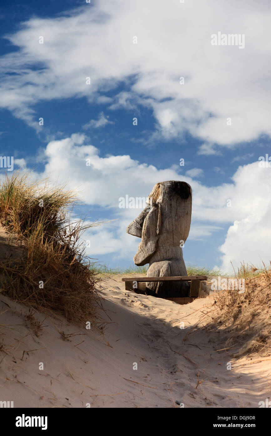 Eine Riese geschnitzt Holzkopf auf Barmouth Dünen. Stockfoto