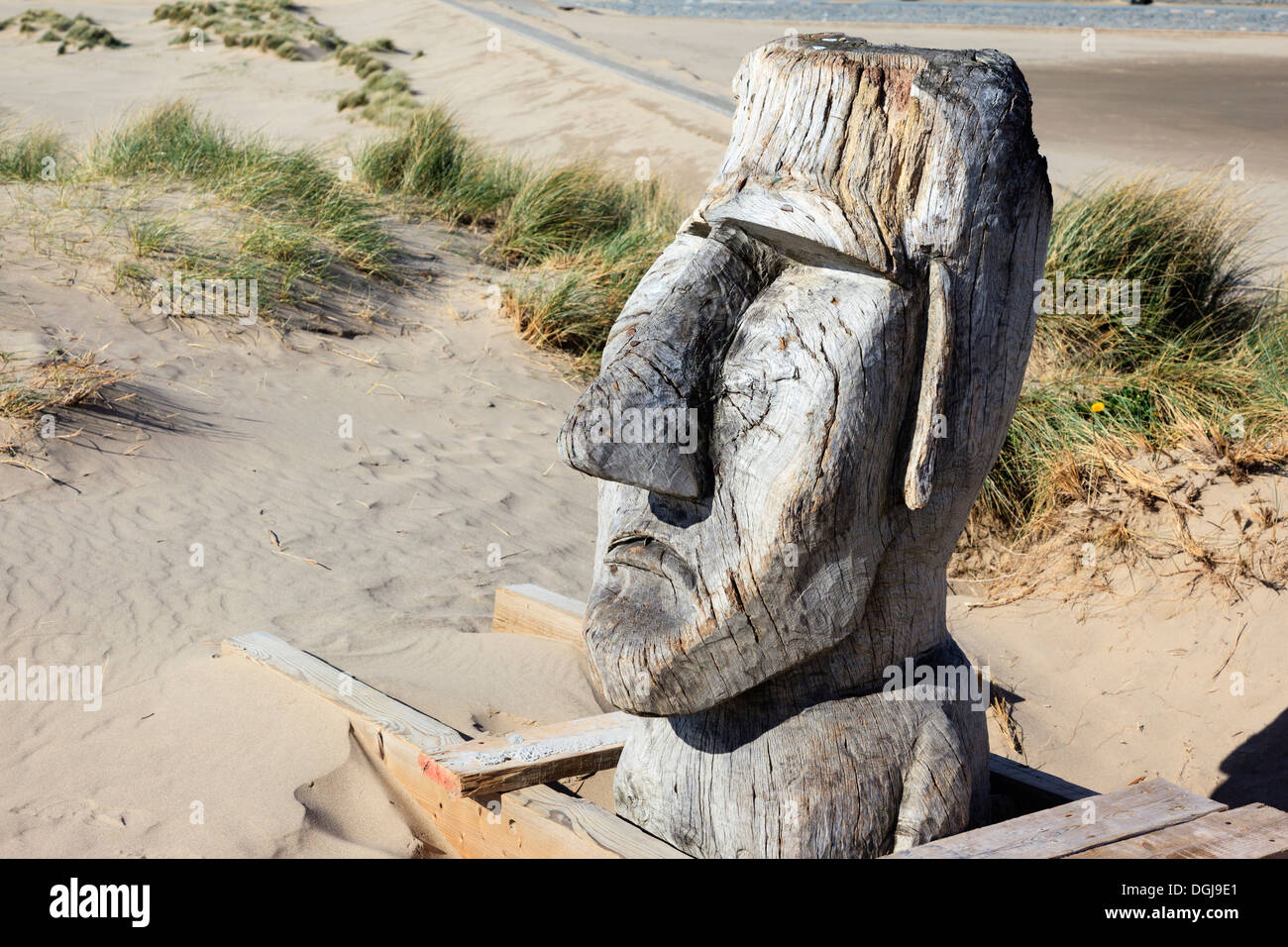 Eine Riese geschnitzt Holzkopf auf Barmouth Dünen. Stockfoto