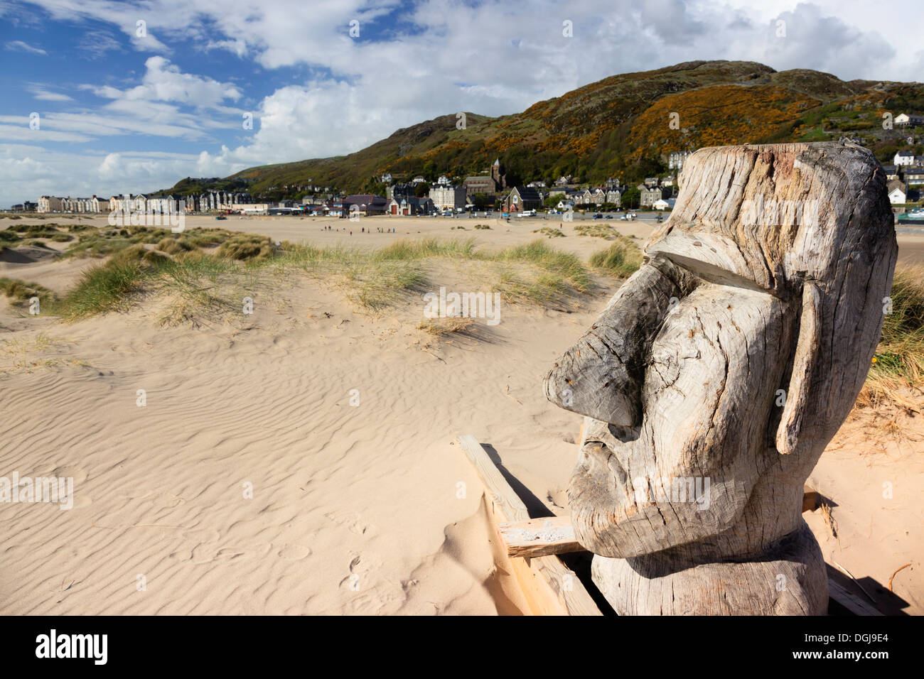 Eine Riese geschnitzt Holzkopf auf Barmouth Dünen. Stockfoto