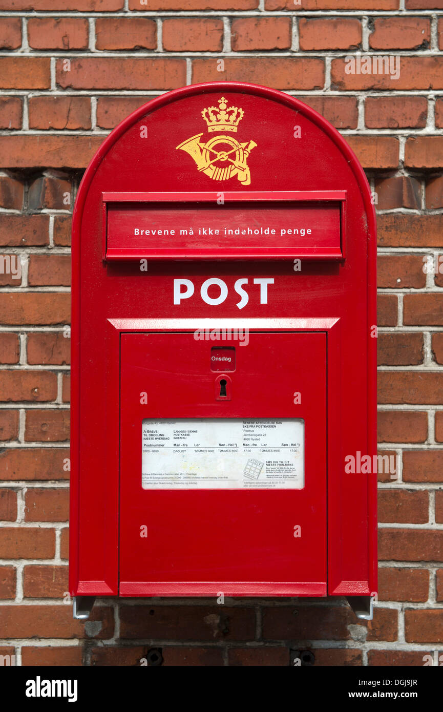 Roten Briefkasten für die dänische Post Post Danmark Nysted, Dänemark,  Europa Stockfotografie - Alamy