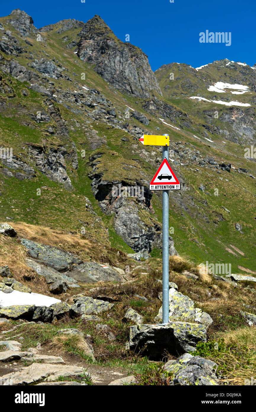 Humorvolle Warnzeichen des Autoverkehrs mitten in den Walliser Alpen oder Walliser Alpen, Val de Bagnes, Schweiz, Europa Stockfoto