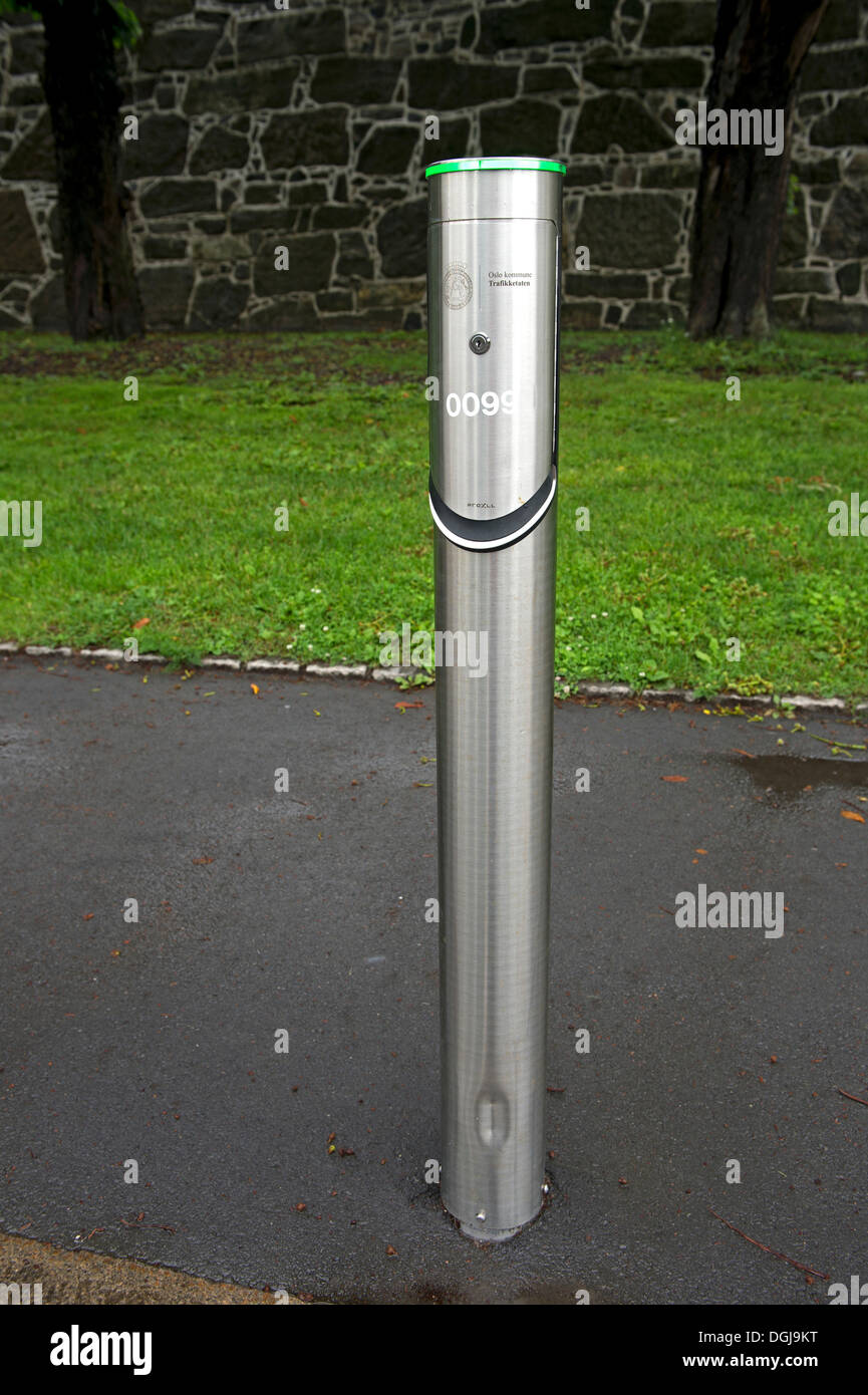 Stromanschluss für Elektrofahrzeuge, öffentliche Ladestation in einem  Parkhaus in der Innenstadt von Oslo, Norwegen, Europa Stockfotografie -  Alamy