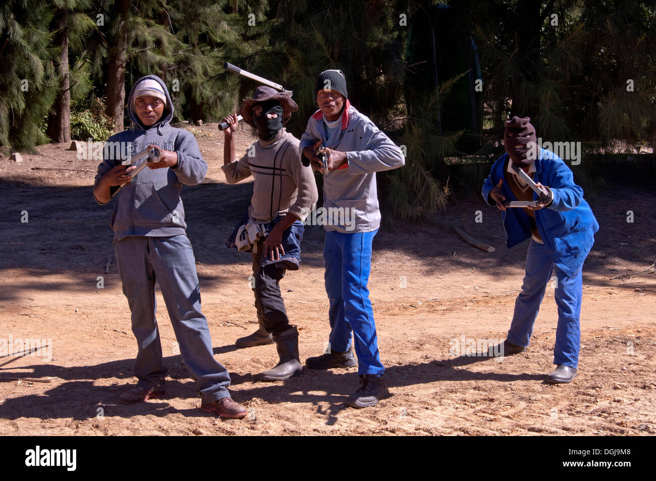 Teilweise maskierte Männer bewaffnet mit Werkzeugen in einer bedrohlichen Haltung Clanwilliam, Provinz Westkap, Südafrika, Afrika Stockfoto