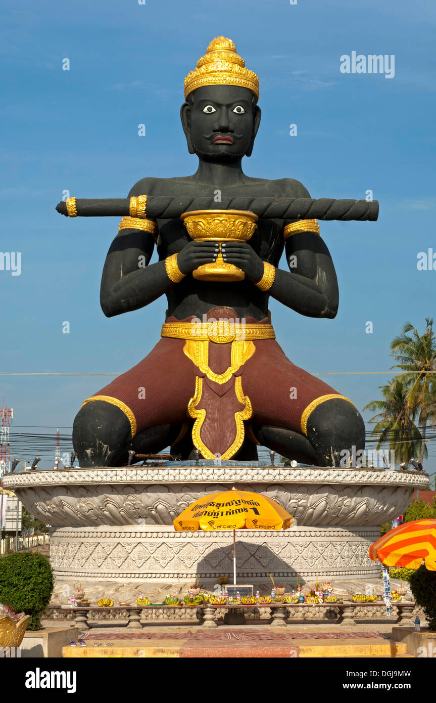 Statue von Ta Dambong, ein schwarzer Mann mit einem Zauberstab, Symbol der Hauptstadt der Provinz Battambang, Kambodscha, Südost-Asien Stockfoto