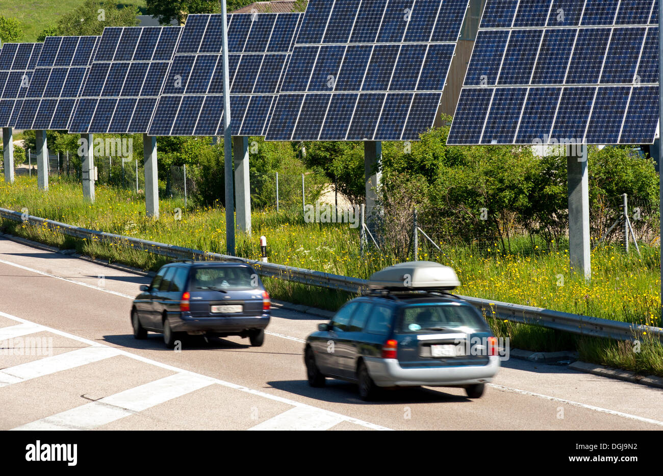 Photovoltaik-Module auf einer Landstraße im Schweizer Jura in der Nähe von La-Chaux-de-Fonds, Kanton Neuenburg, Schweiz, Europa Stockfoto