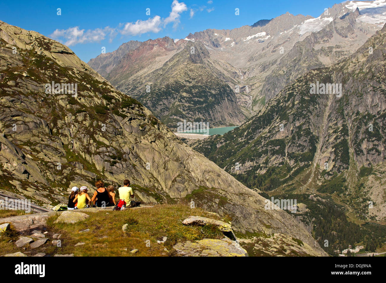 Familie ruht auf einer Wanderung im Wandergebiet Raeterichsboden Blick auf den Gelmerstausee Stausee Grimsel Gebiet, Berner Alpen Stockfoto