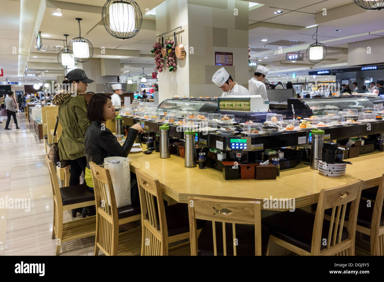 Förderband-Gürtel-Sushi-Restaurant in Lotte Abteilung Food-Court, Seoul, Korea Stockfoto