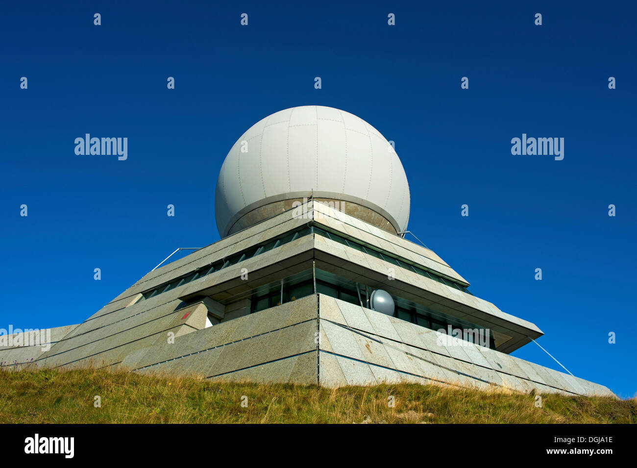 Radom der Radarstation für die Zivilluftfahrt auf dem Gipfel von Groser Belchen oder Grand Ballon Berg in der Nähe von Guebwiller, Vogesen Stockfoto