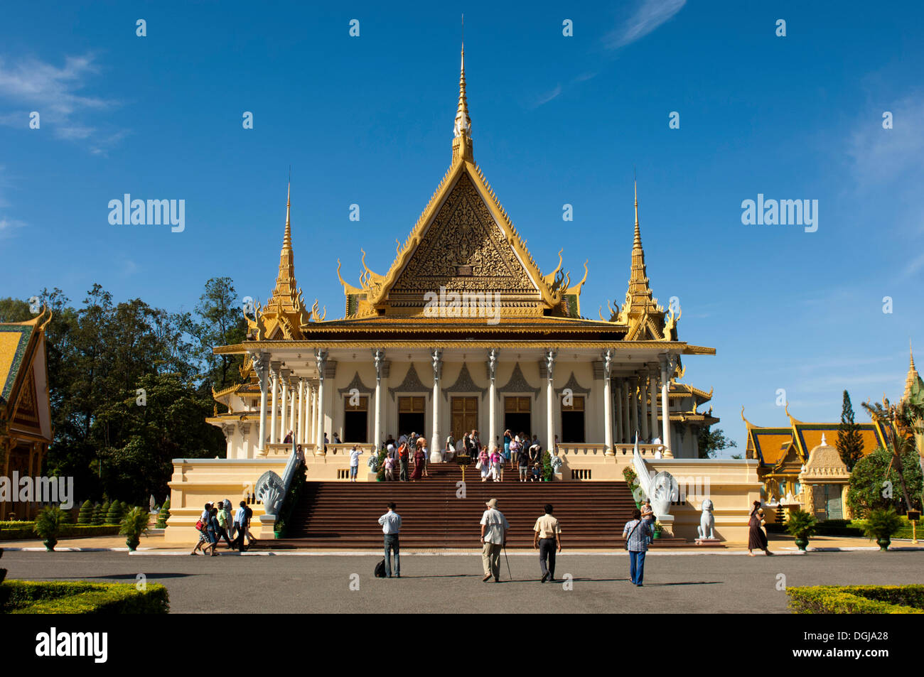 Touristen besuchen die Preah Thineang Dheva Vinnichay Thron Hall, Royal Palace, Phnom Penh, Kambodscha, Südost-Asien Stockfoto
