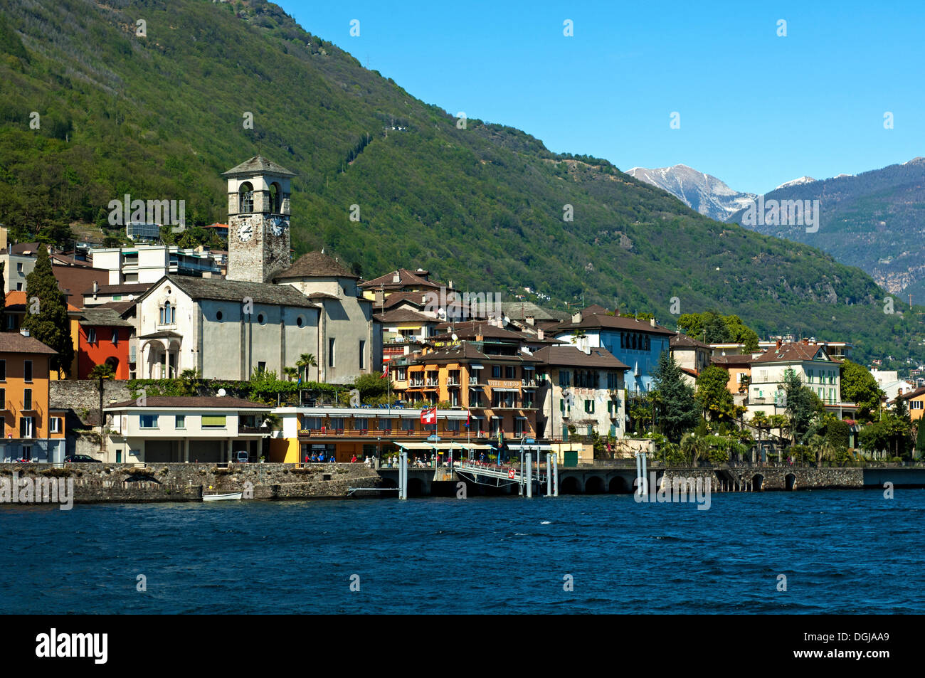 Blick auf den See von Brissago mit der Pfarrkirche des Heiligen Peter und Paul am Lago Maggiore, Brissago, Kanton Tessin, Schweiz Stockfoto