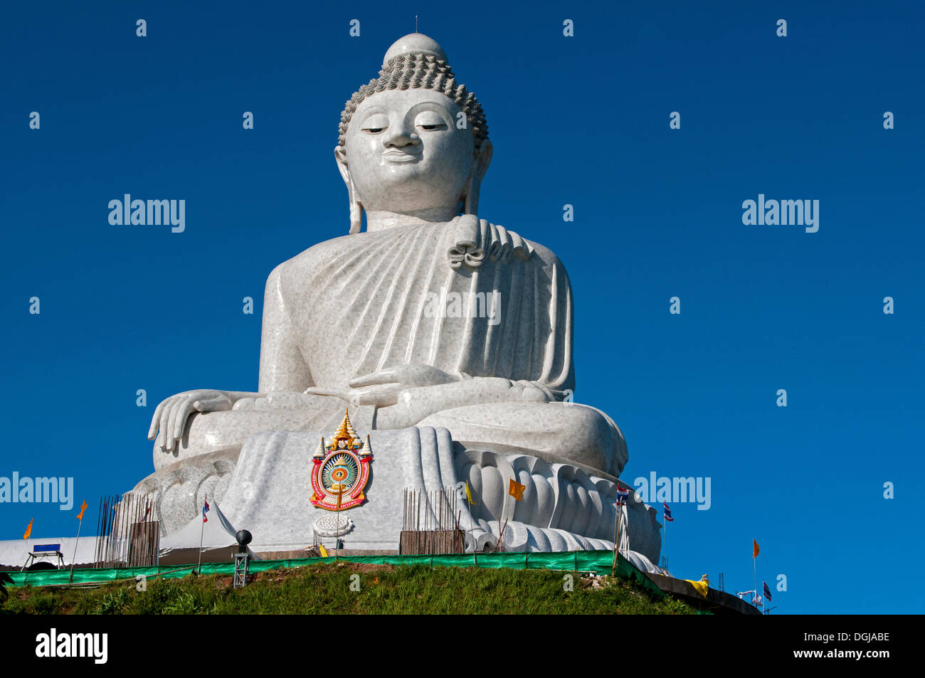 Große Buddha machte der birmanischen Alabaster sitzen in Maravichai Pose, Chalong, Phuket Provinz, Thailand Stockfoto