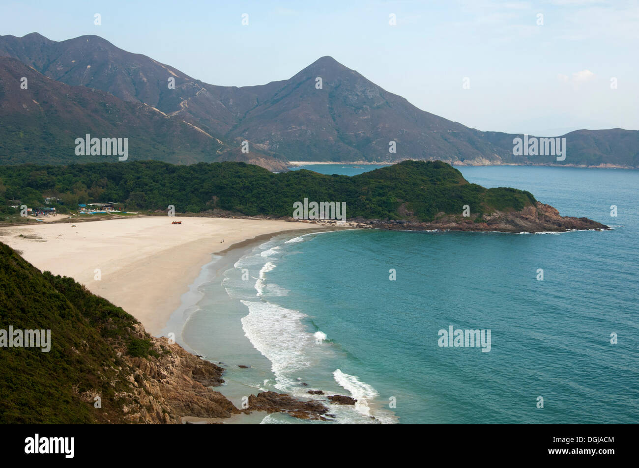 Tai Long Wan Bay, Big Wave Bay, mit Schinken Tin Wan Strand auf das Südchinesische Meer, mit scharfen Peak Mountain auf der Rückseite Stockfoto